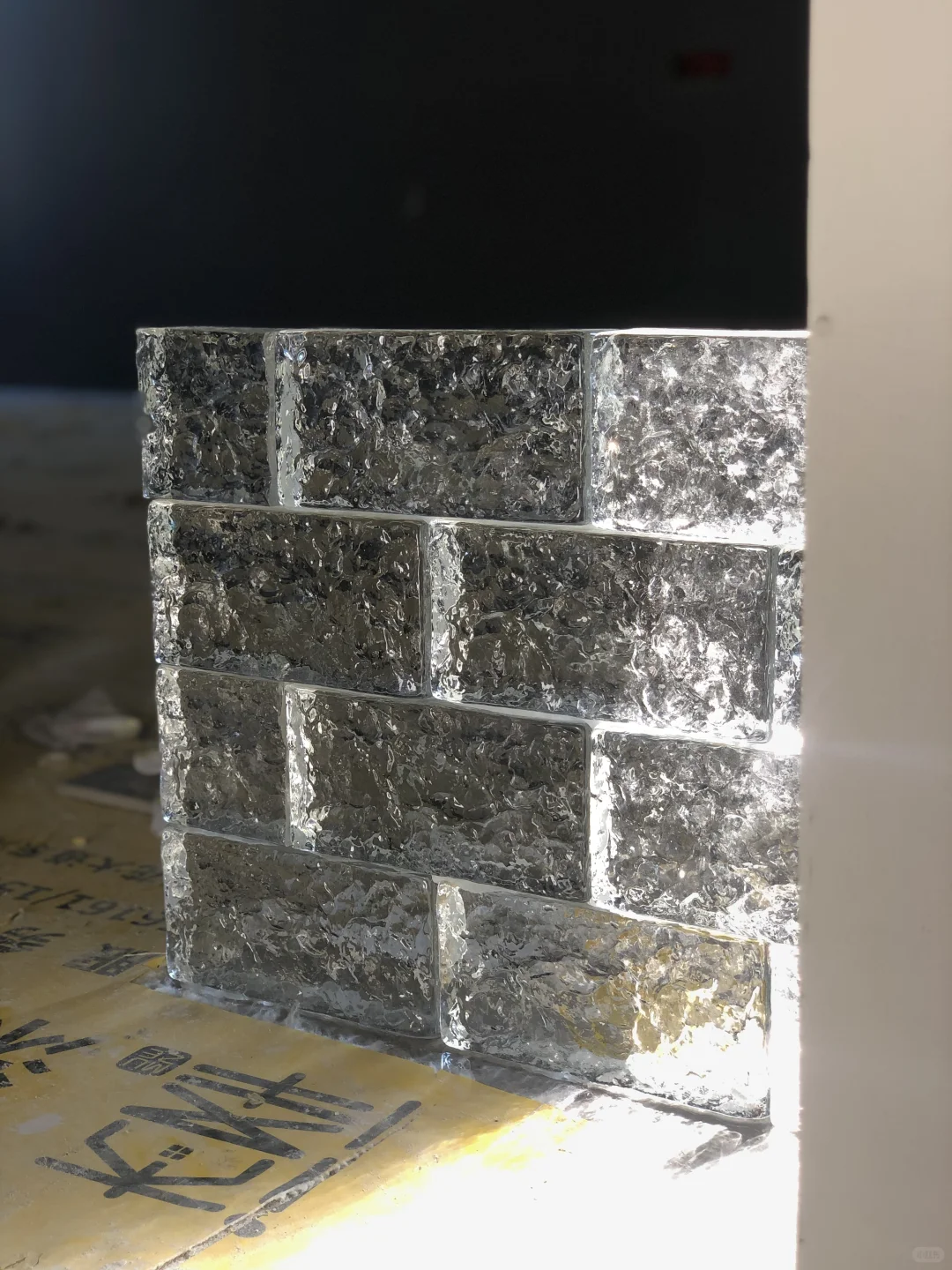 这个玻璃砖隔断真绝了