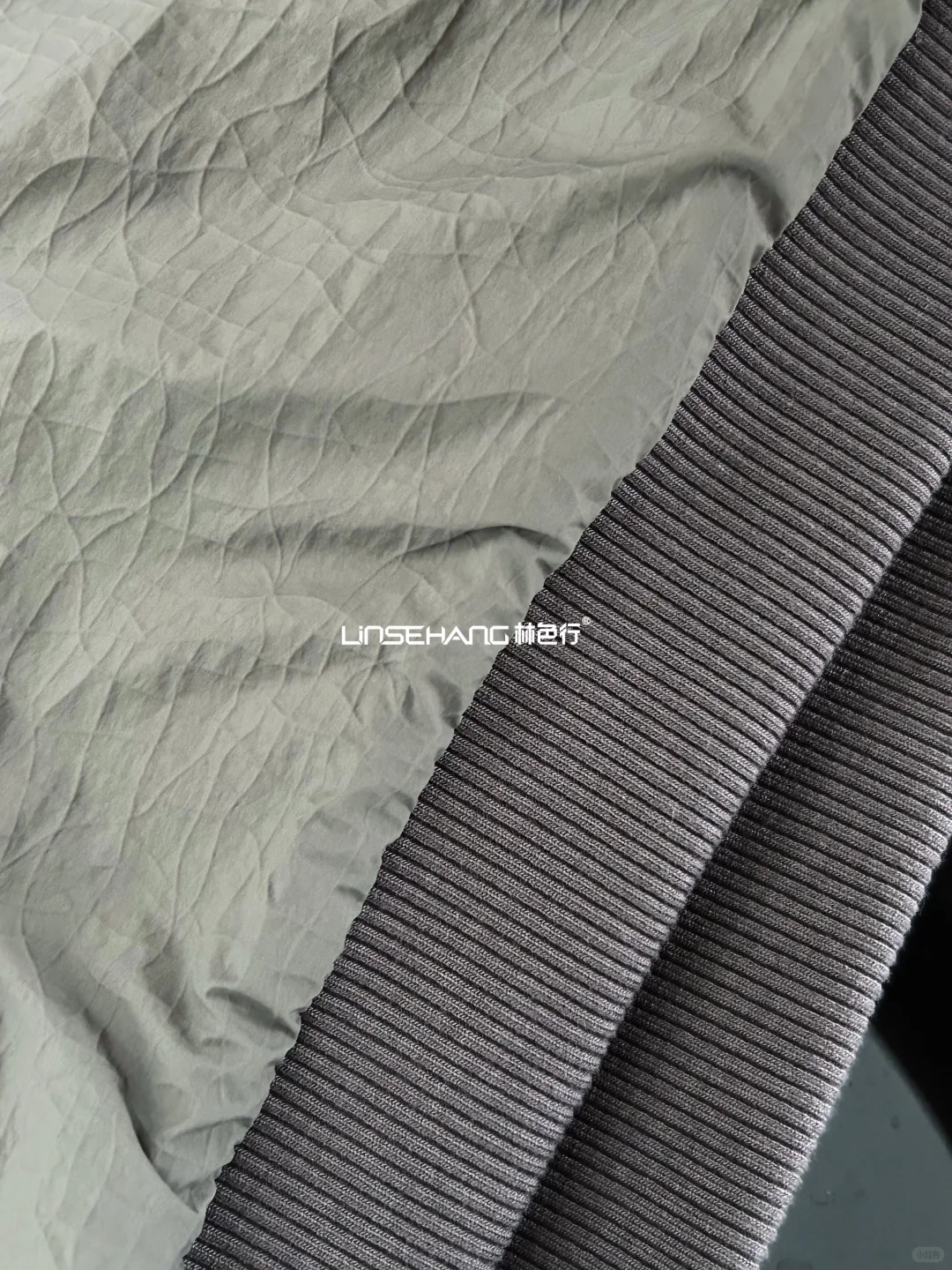 「官窑裂纹」入侵机能圈！褶皱灰调封神2025?