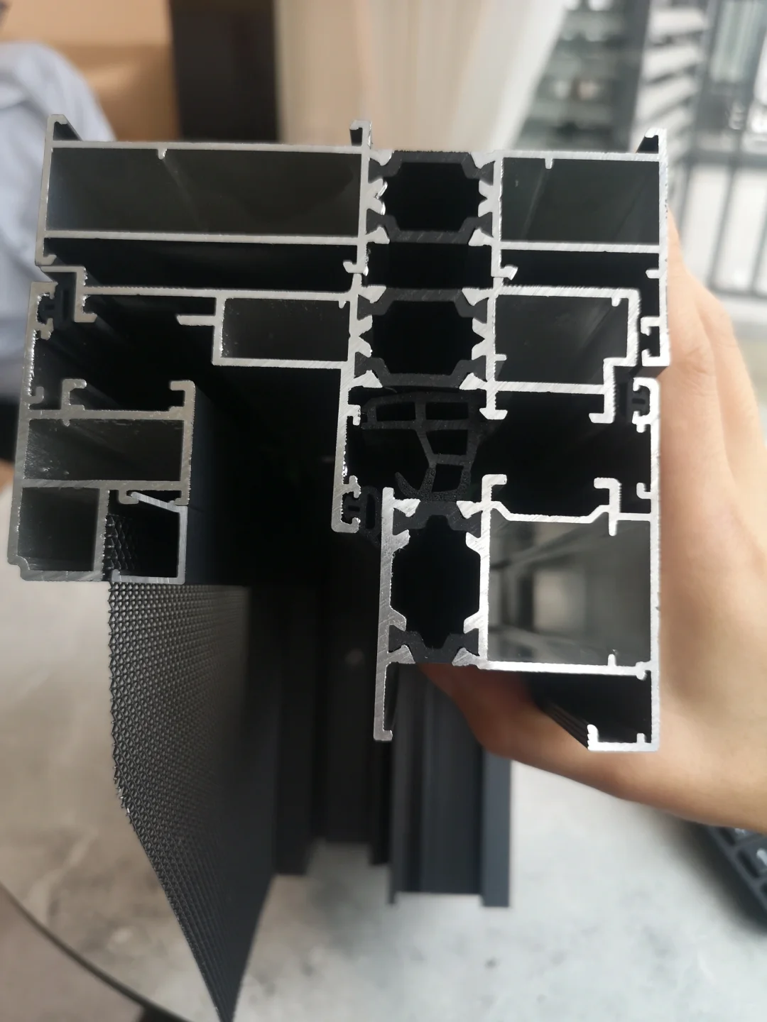 市面上3百多一平的断桥铝门窗能做吗?