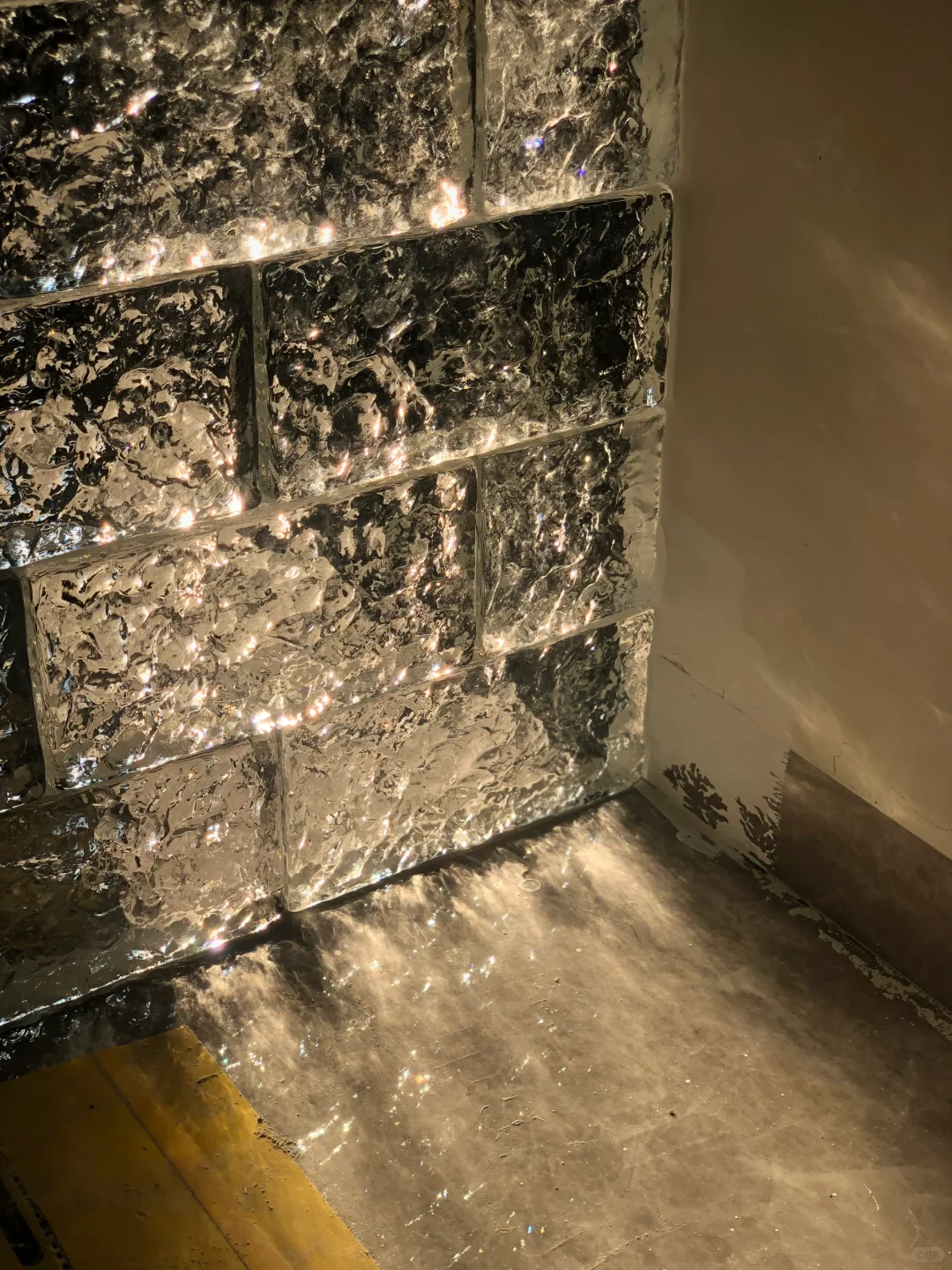 这个玻璃砖隔断真绝了