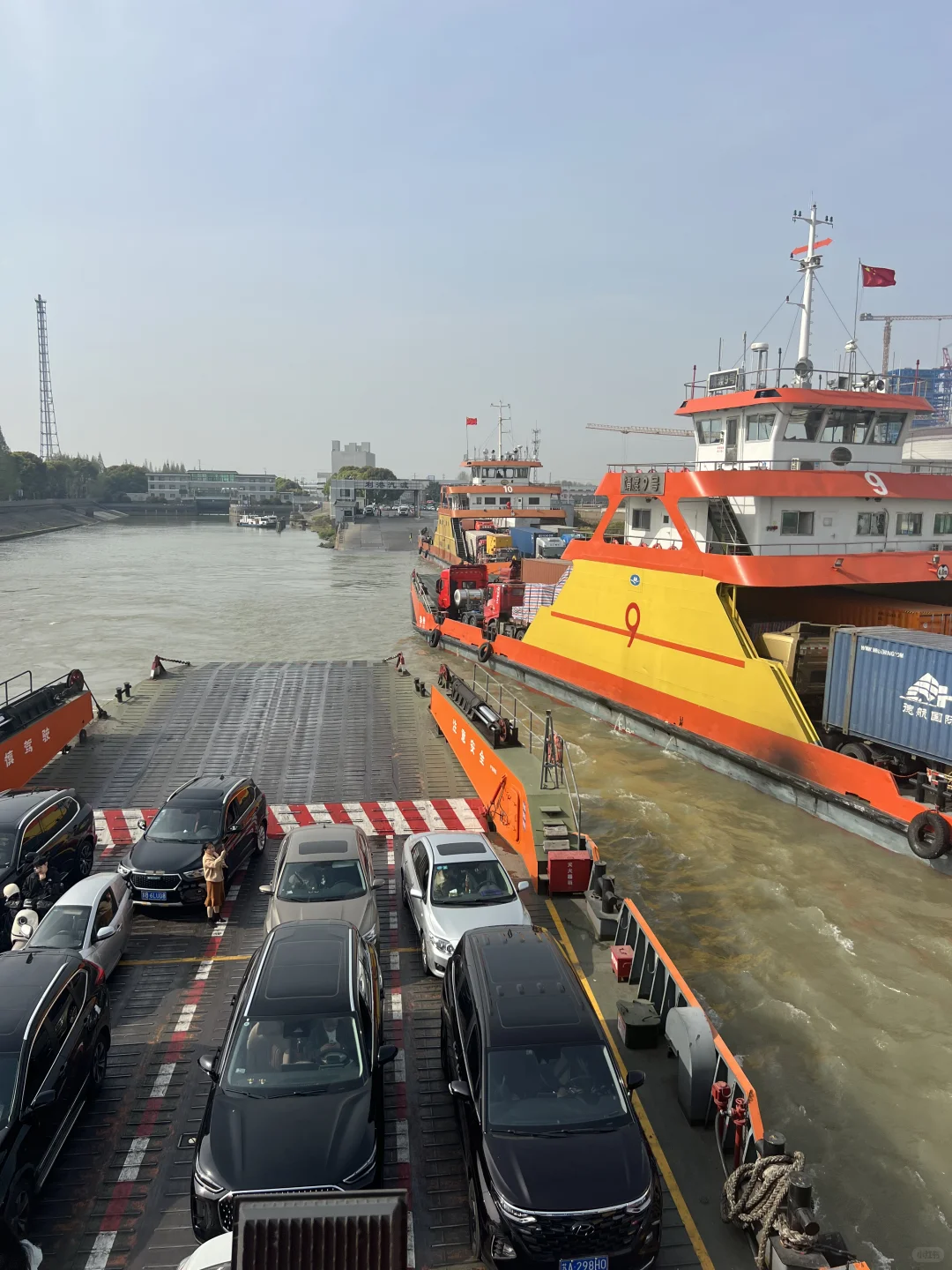 今日长江轮渡水运繁忙，汽车坐船过长江