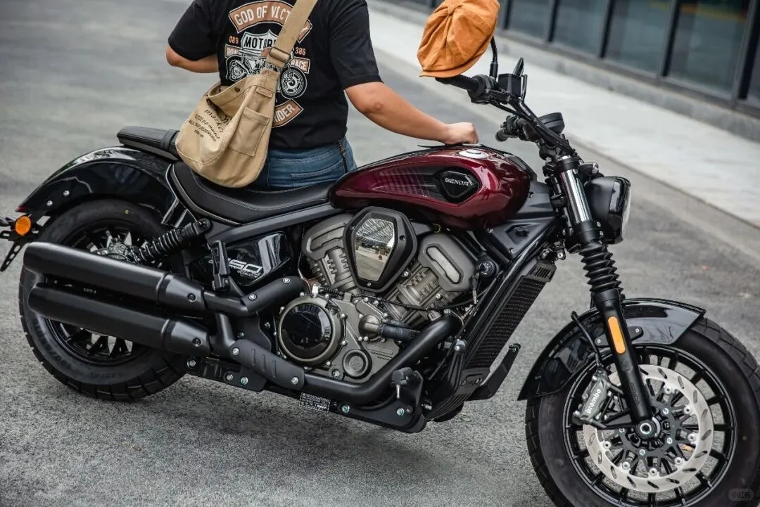 复古的颜色?黑旗950试驾体验