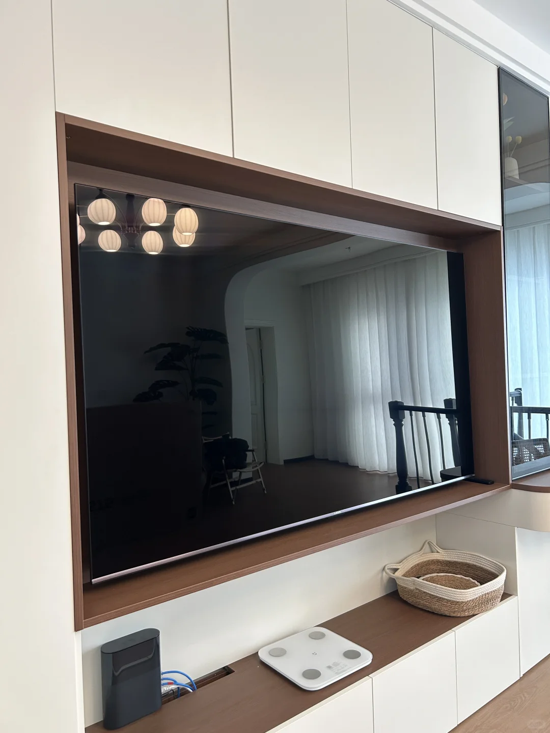 满墙电视柜,背板前移移了个寂寞