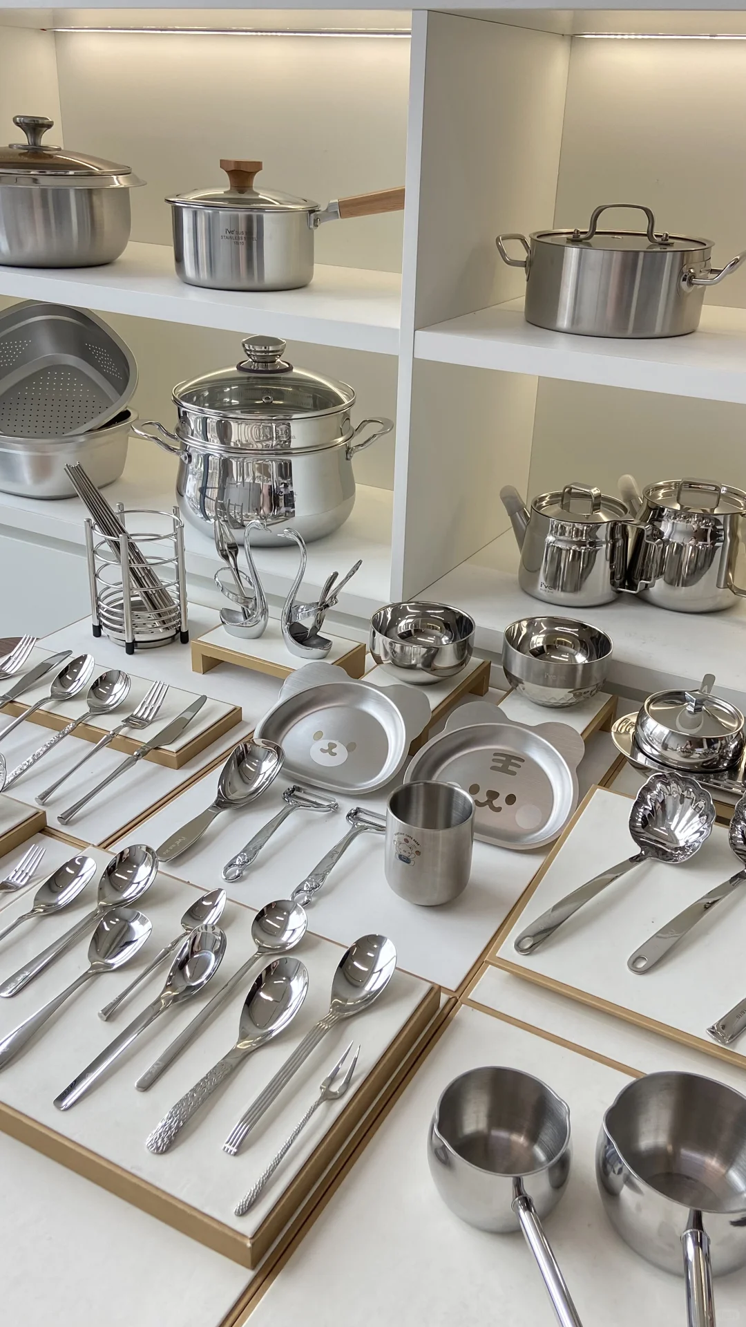 00女大回厂卖厨具 304钢亮到反光！