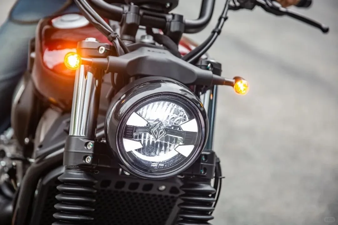 复古的颜色?黑旗950试驾体验