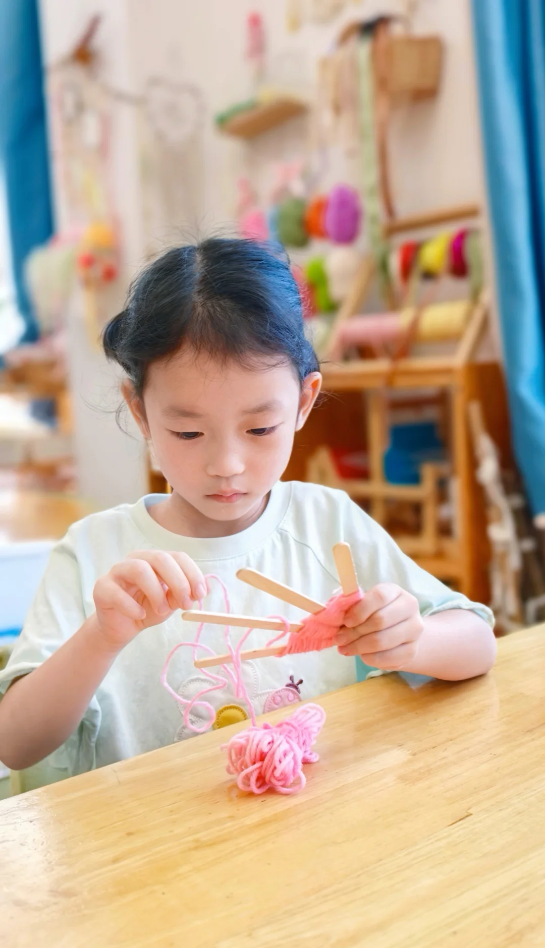 幼儿园秋天?环创/色彩斑斓的编织小鱼树