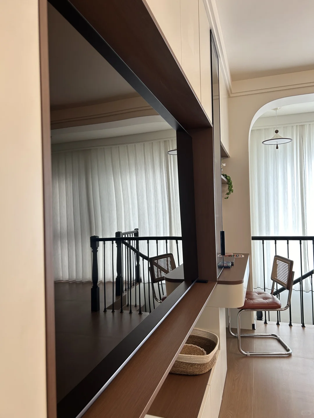 满墙电视柜,背板前移移了个寂寞