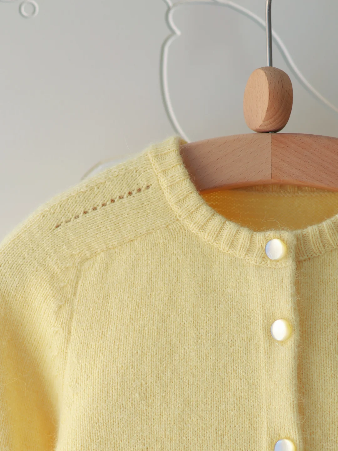 手编儿童版马鞍肩小开衫三刷淡黄色