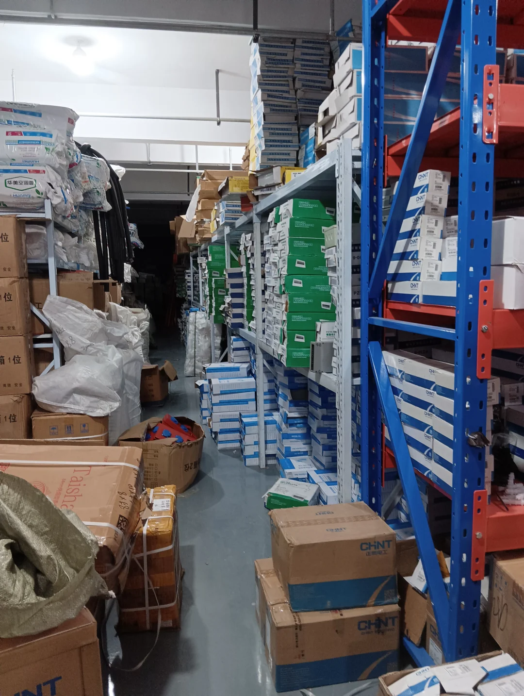 经历一天忙碌的仓库