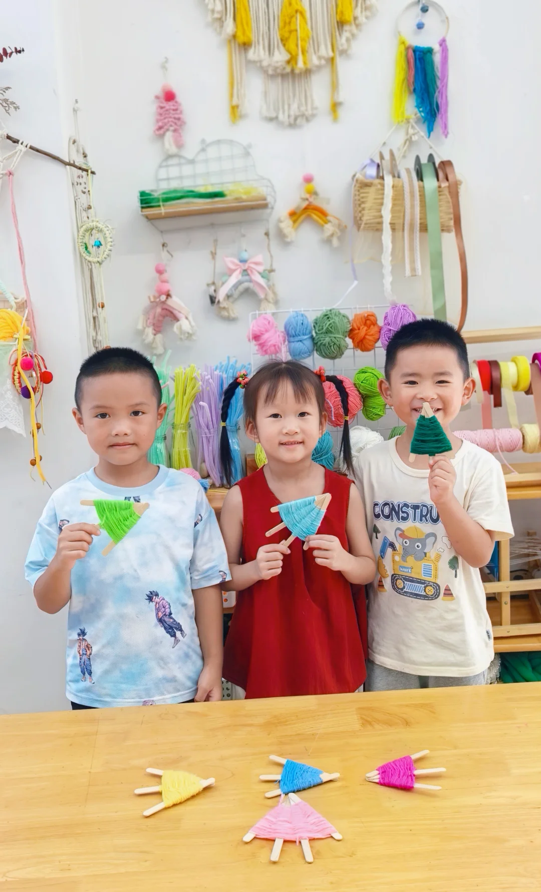 幼儿园秋天?环创/色彩斑斓的编织小鱼树