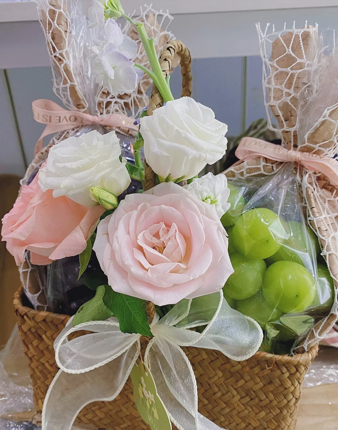 超好看的葡萄编织鲜花果篮