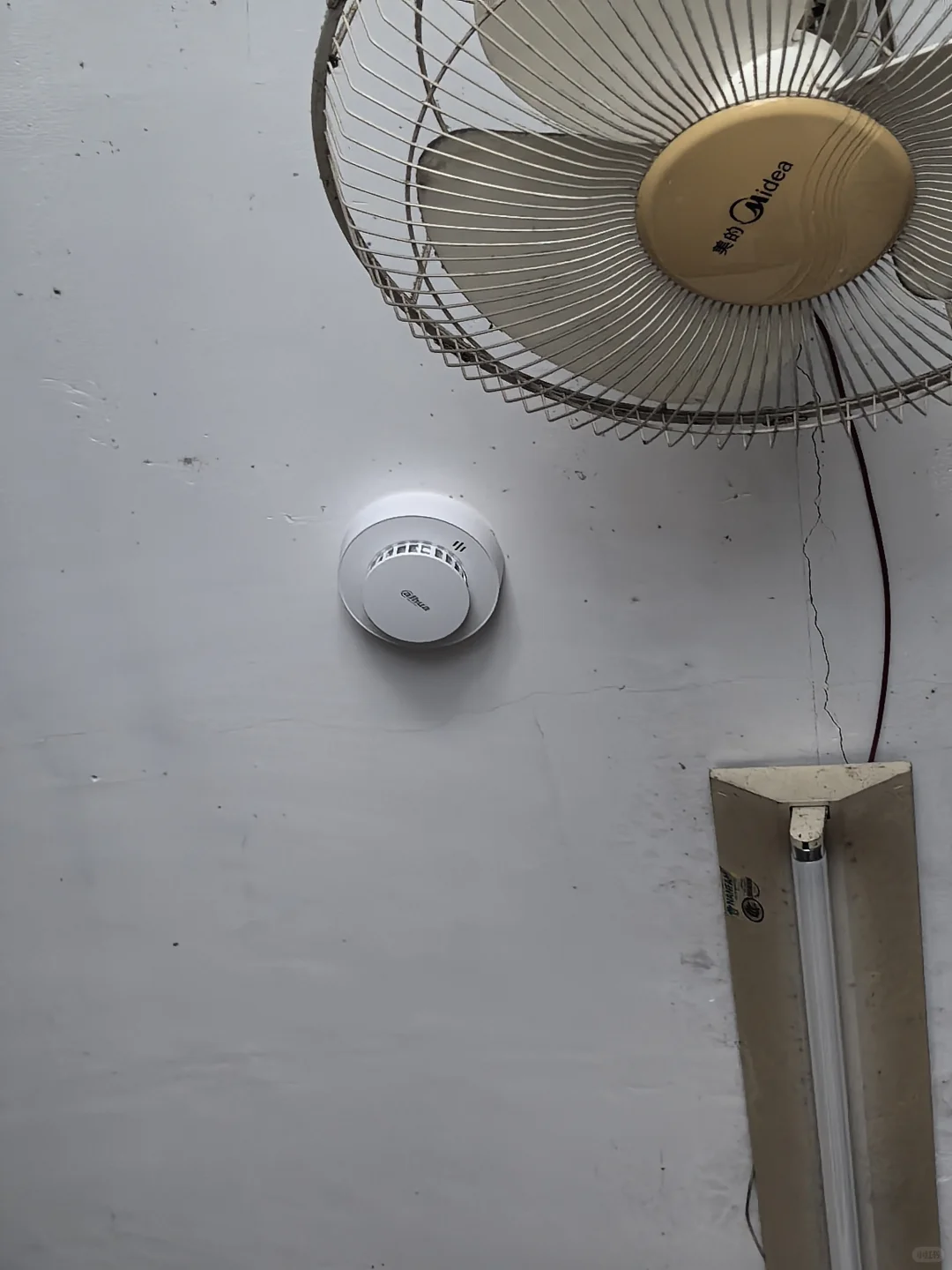 sj学校周末早上给每个宿舍装烟雾报警器