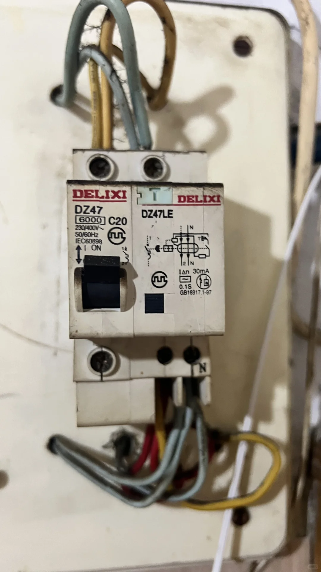 生活中的发现之3:漏电断路器需要定期更换么