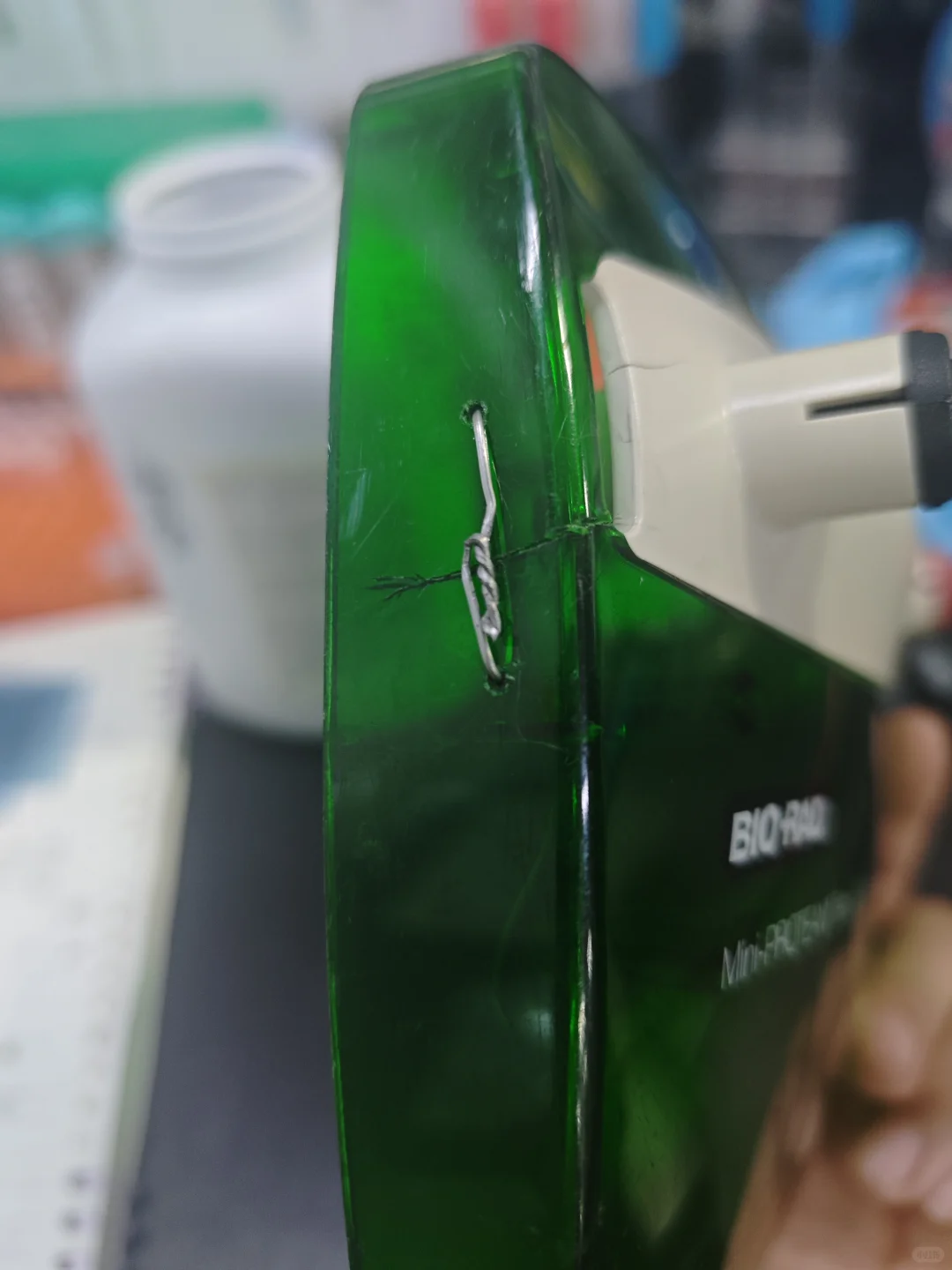 电泳槽盖子破破烂烂，总有人缝缝补补