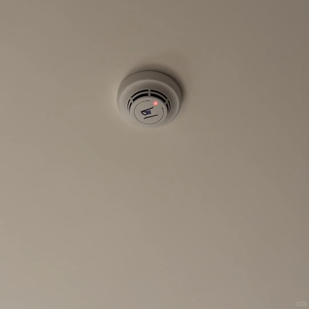 酒店烟雾报警器的红灯一直亮不闪