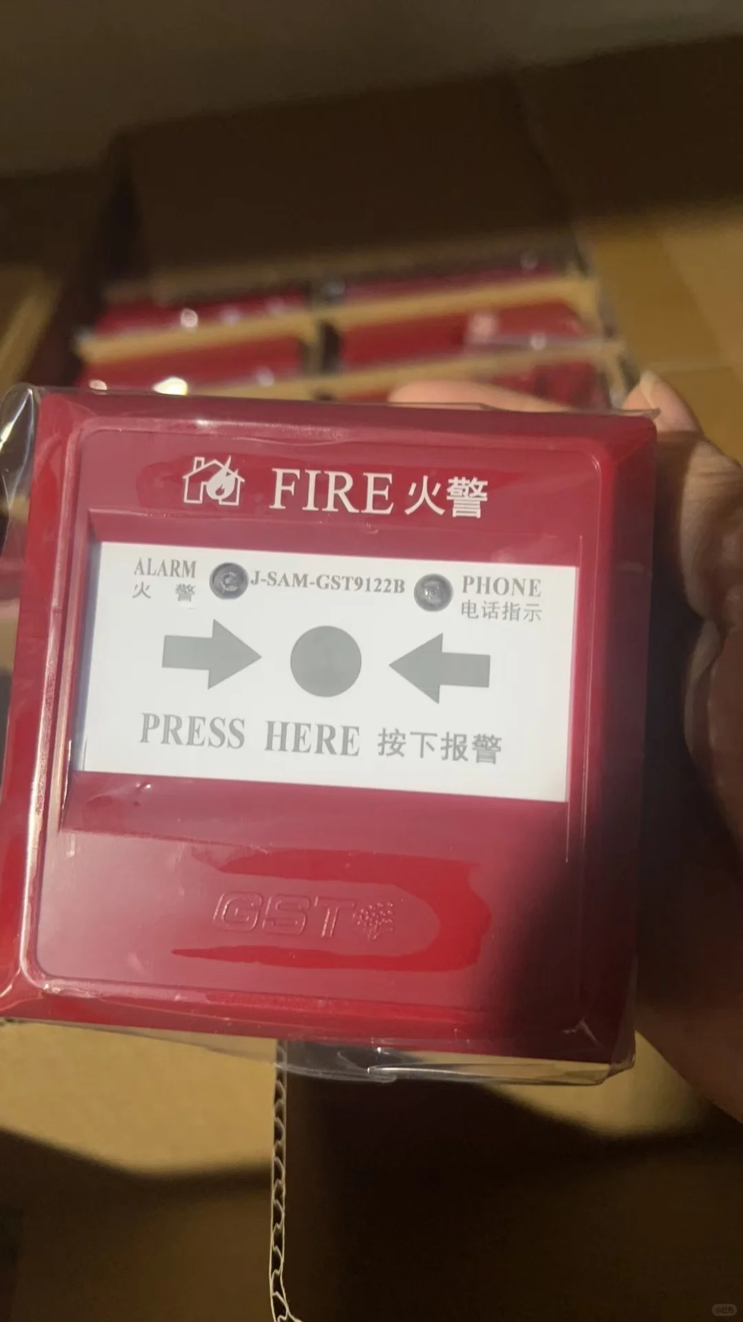 新到的感烟探测器，准备安装，确保安全！