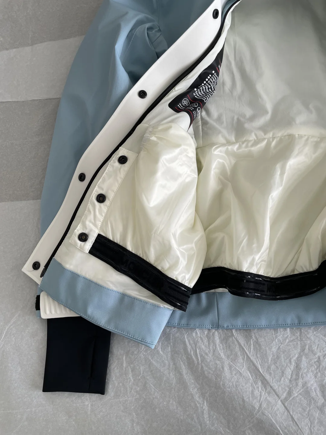 买到喜欢的滑雪服了！