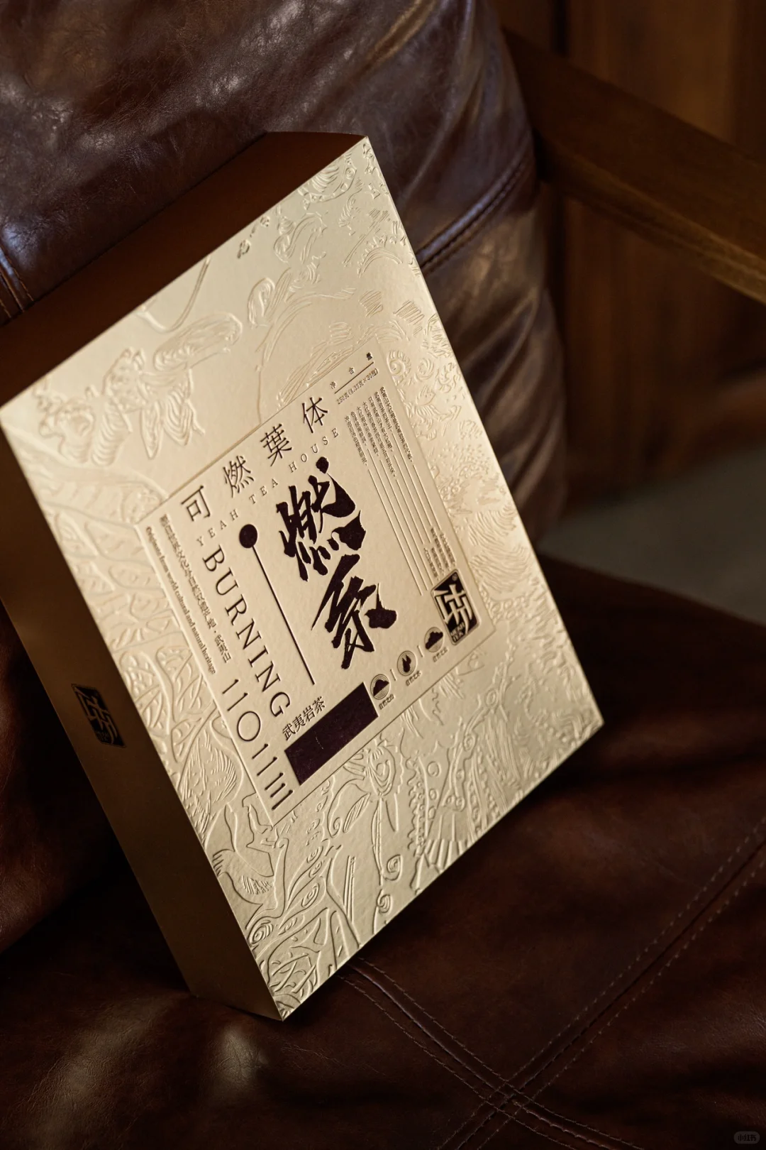 压纹的处理让盒子看上去更有质感