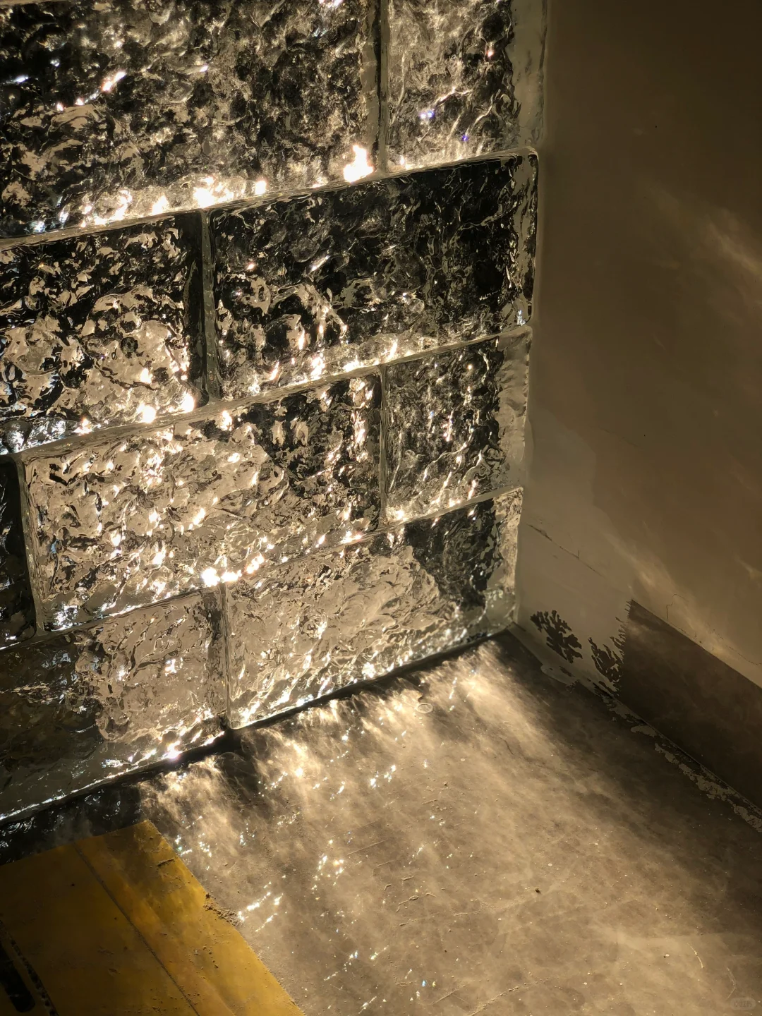 这个玻璃砖隔断真绝了