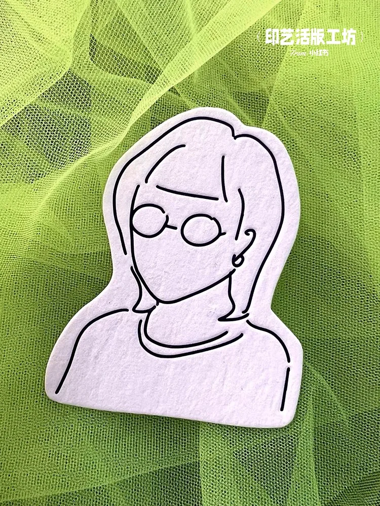 一张张凹凸有致的杯垫小卡片～～