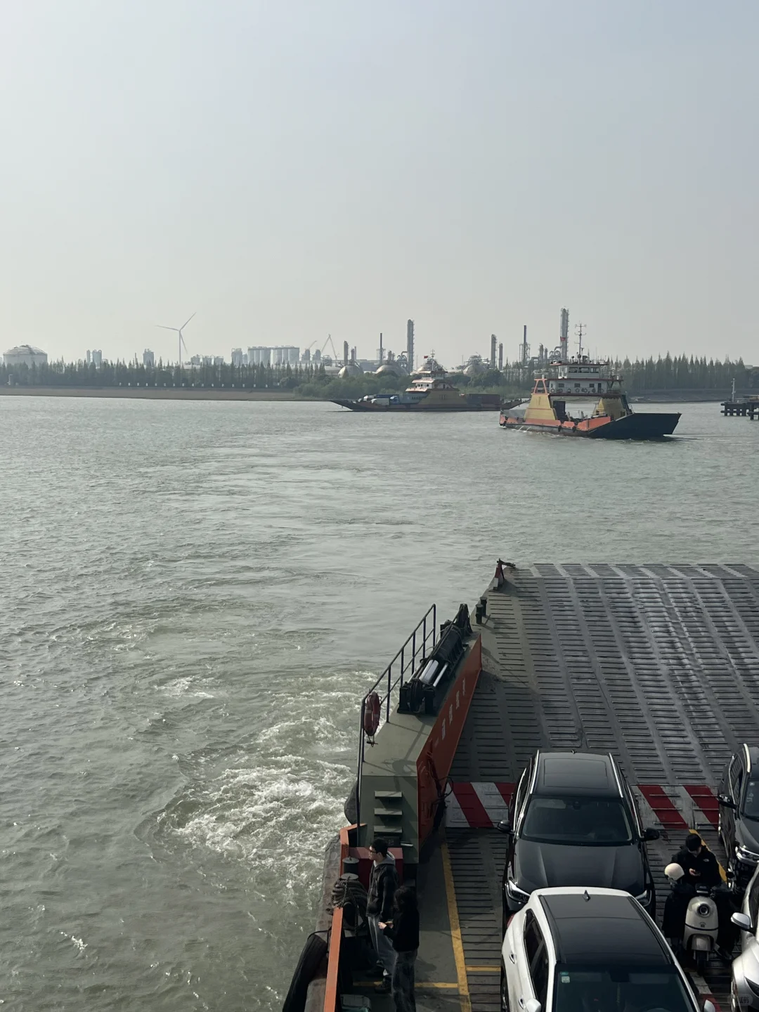 今日长江轮渡水运繁忙，汽车坐船过长江