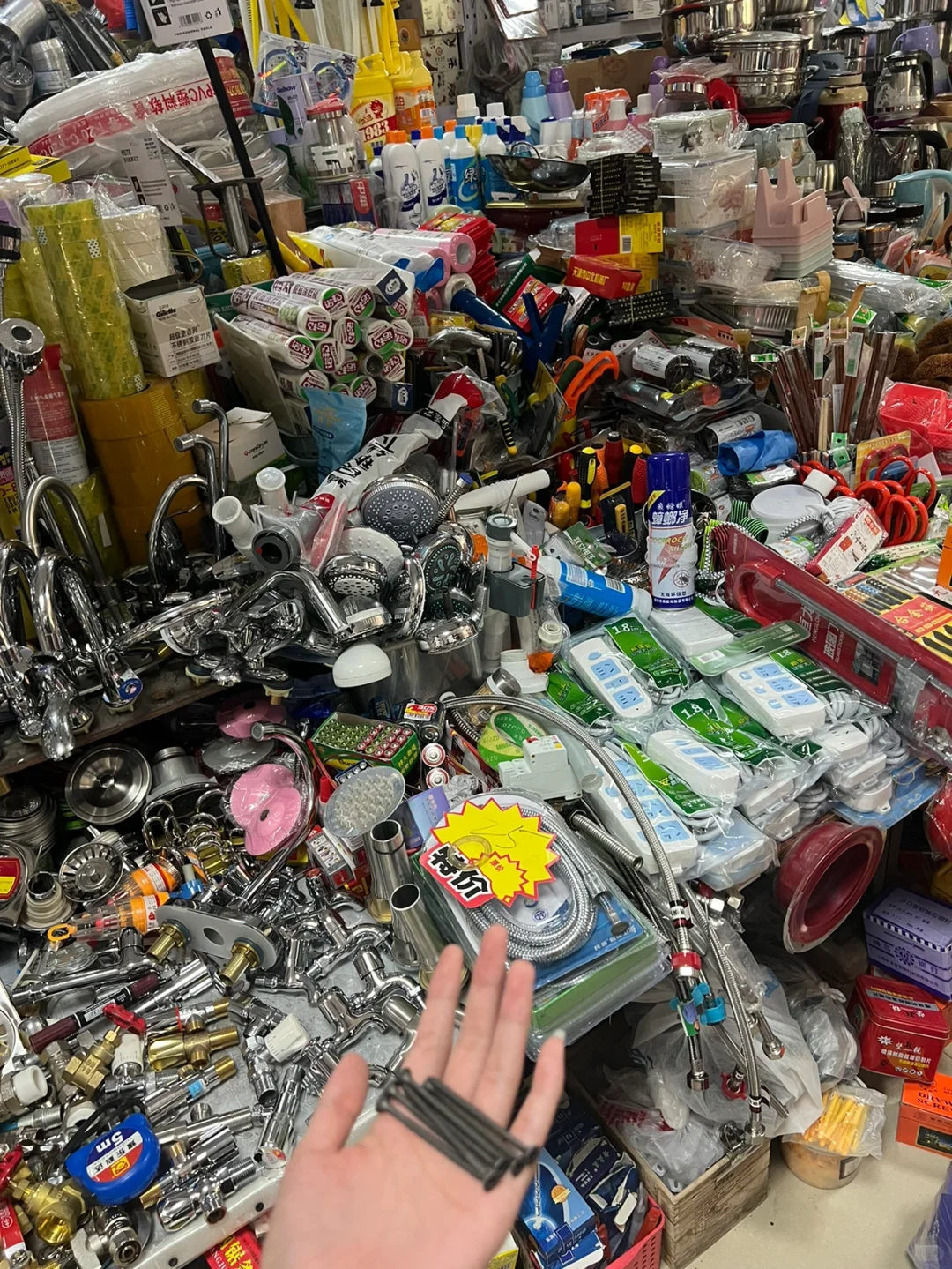 谁家小姑娘一天天的逛五金店啊