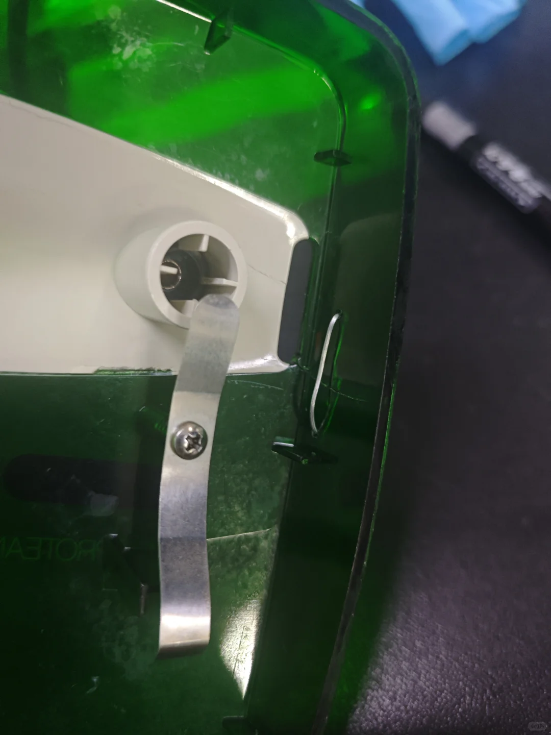 电泳槽盖子破破烂烂，总有人缝缝补补