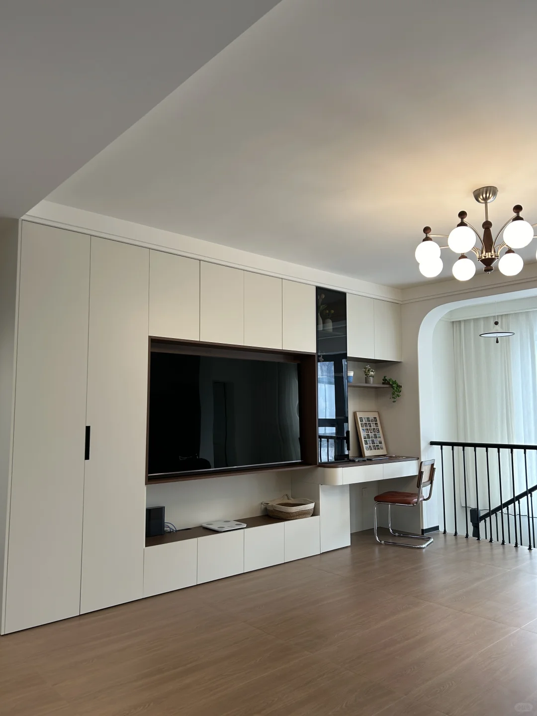 满墙电视柜,背板前移移了个寂寞