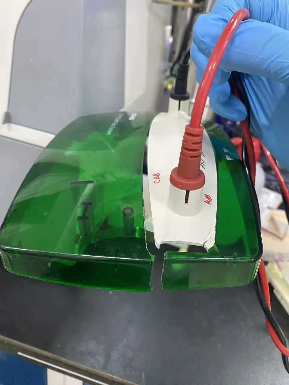 电泳槽盖子破破烂烂，总有人缝缝补补