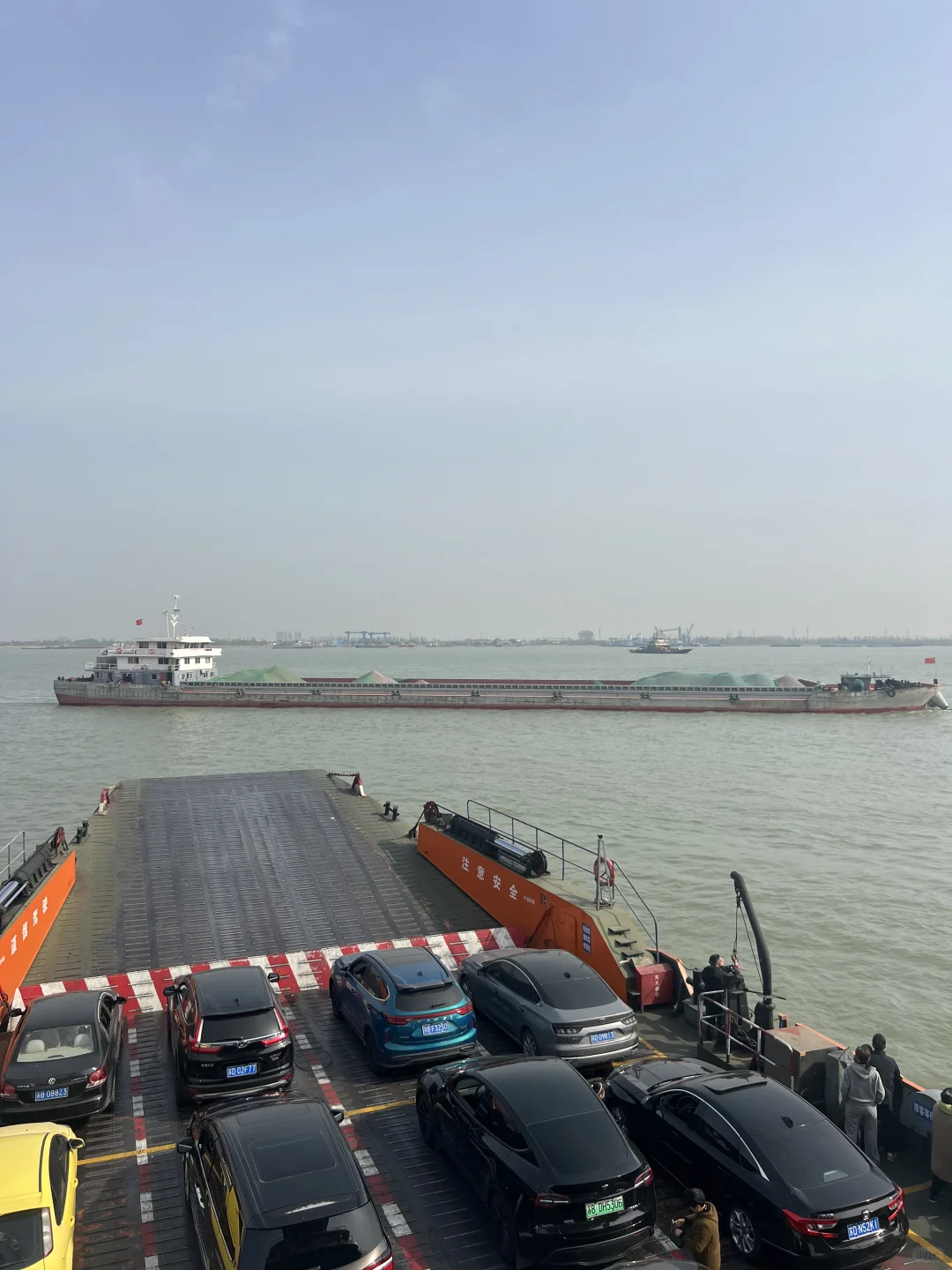 今日长江轮渡水运繁忙，汽车坐船过长江