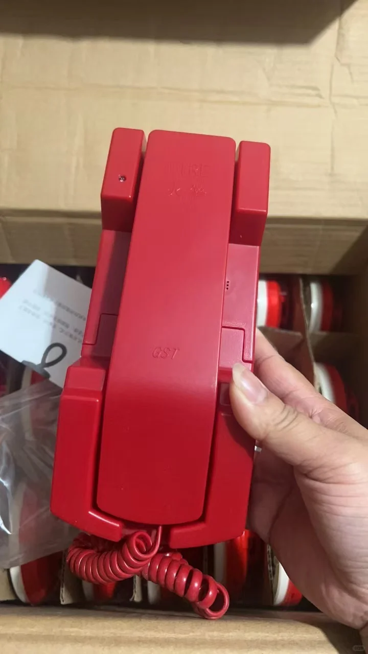 新到的感烟探测器，准备安装，确保安全！