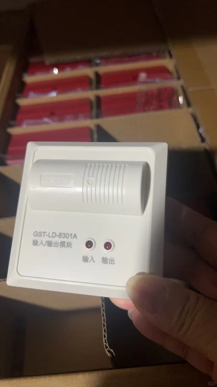 新到的感烟探测器，准备安装，确保安全！