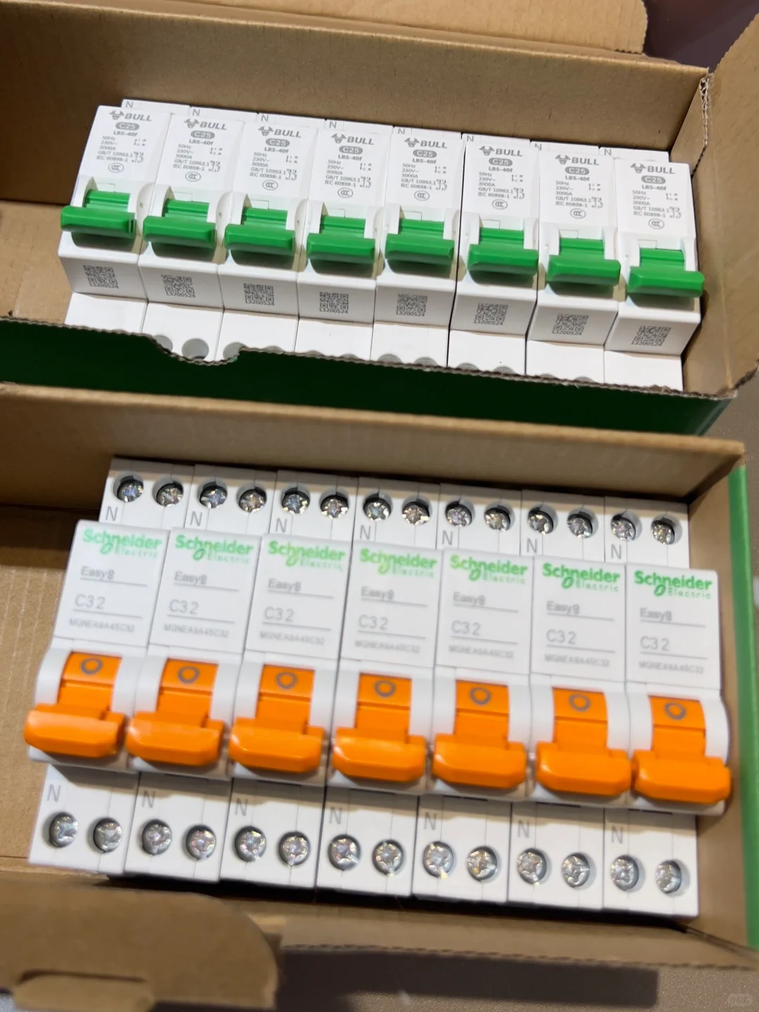 静态对比公牛VS施耐德断路器