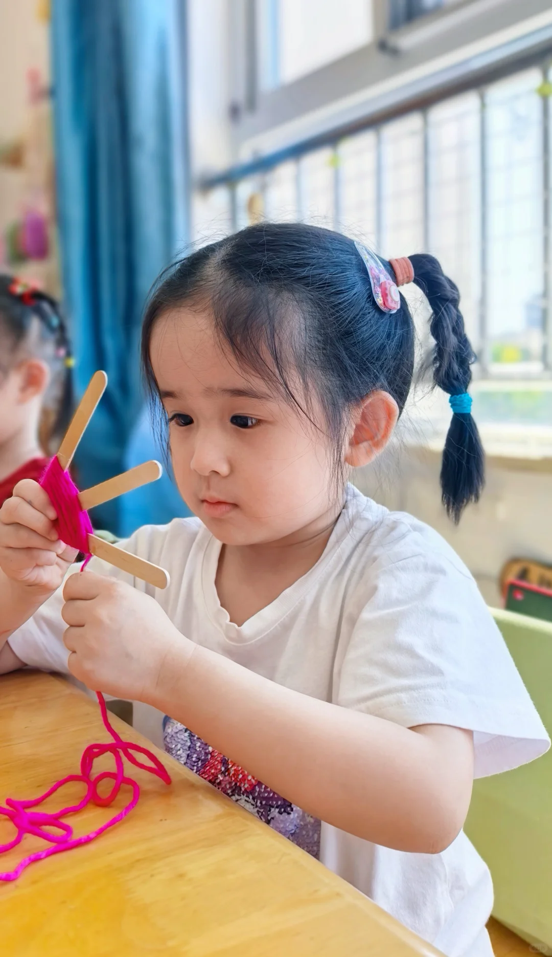 幼儿园秋天?环创/色彩斑斓的编织小鱼树