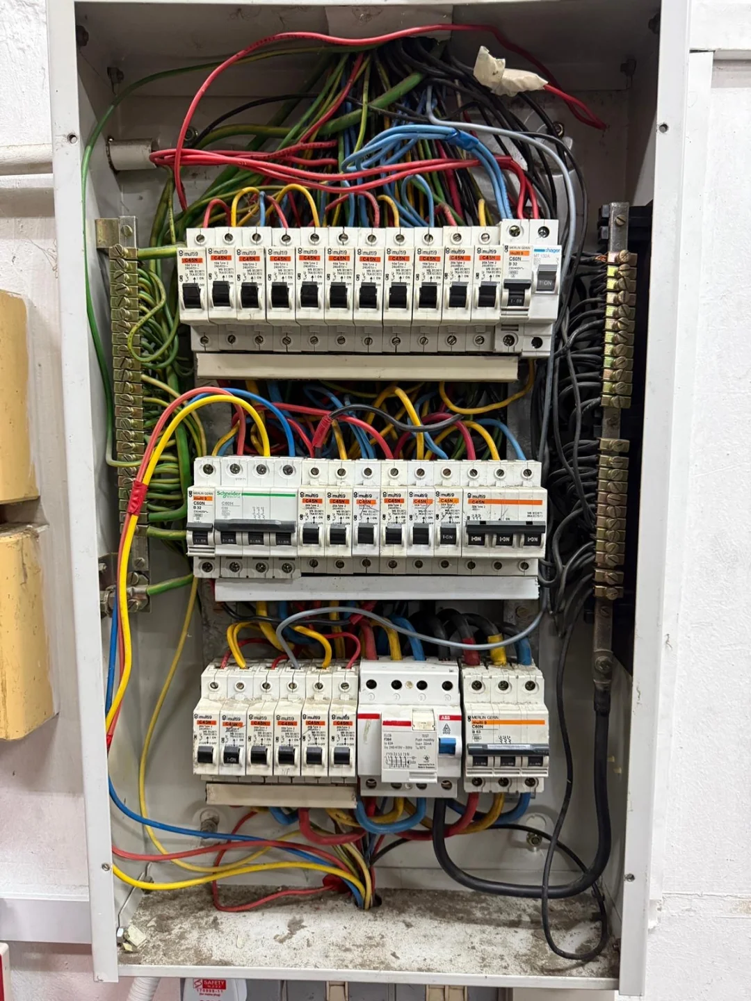 ?? 新加坡 | 电工