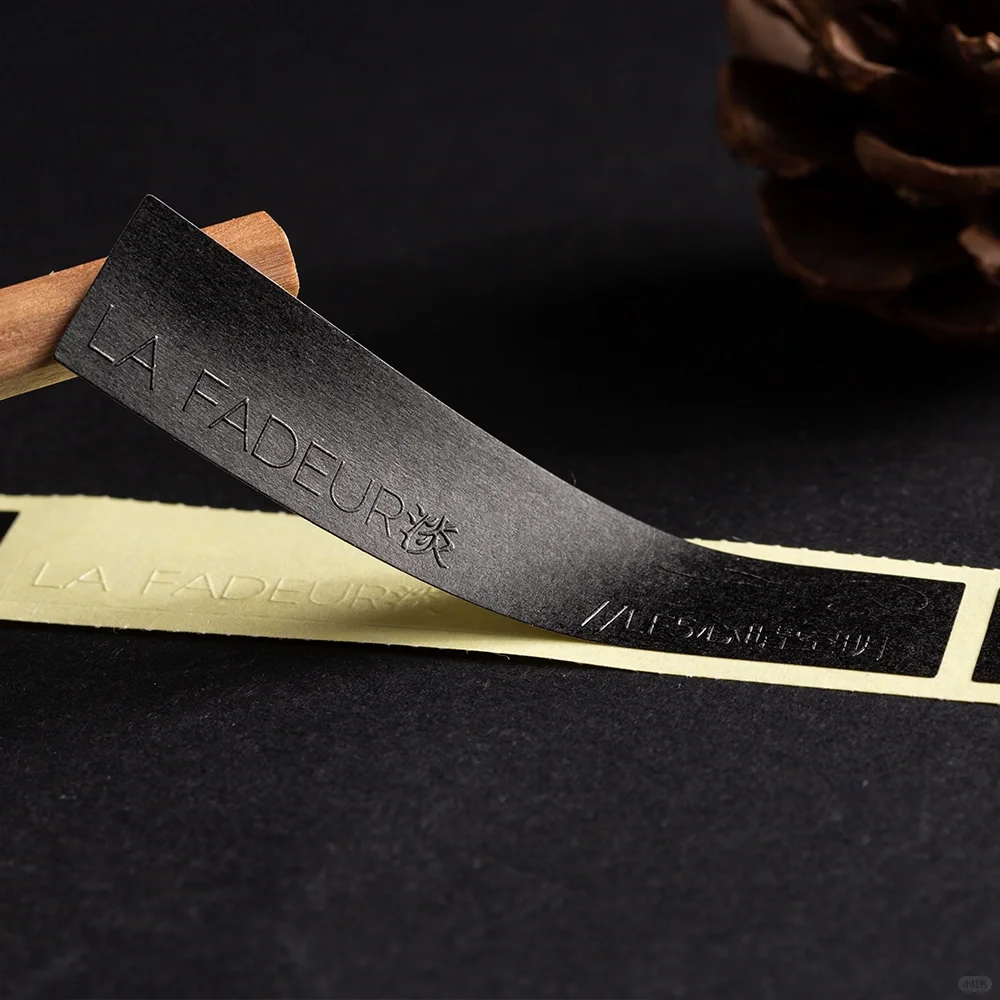 压印的各种凸状图文和花纹,彰显品质