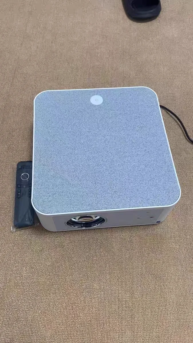 米家投影仪，白色，带遥控器和电源线。