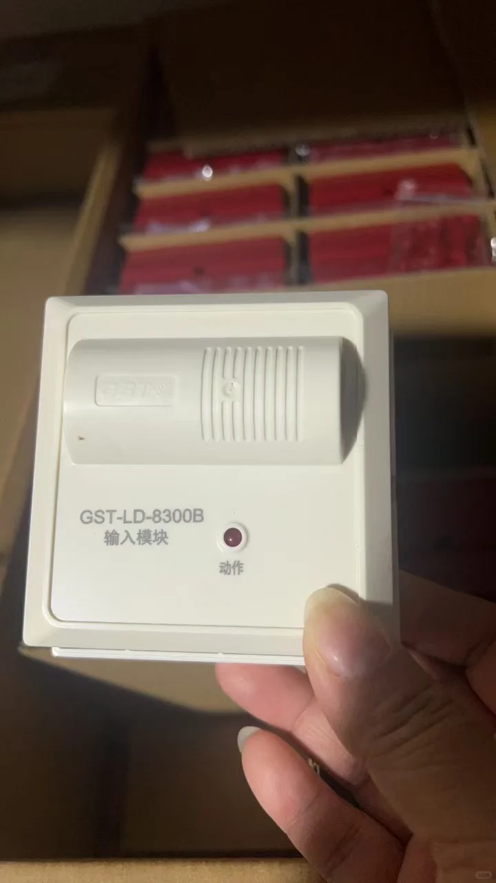 新到的感烟探测器，准备安装，确保安全！