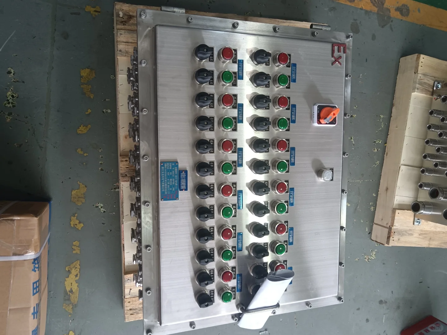 304不锈钢防爆箱