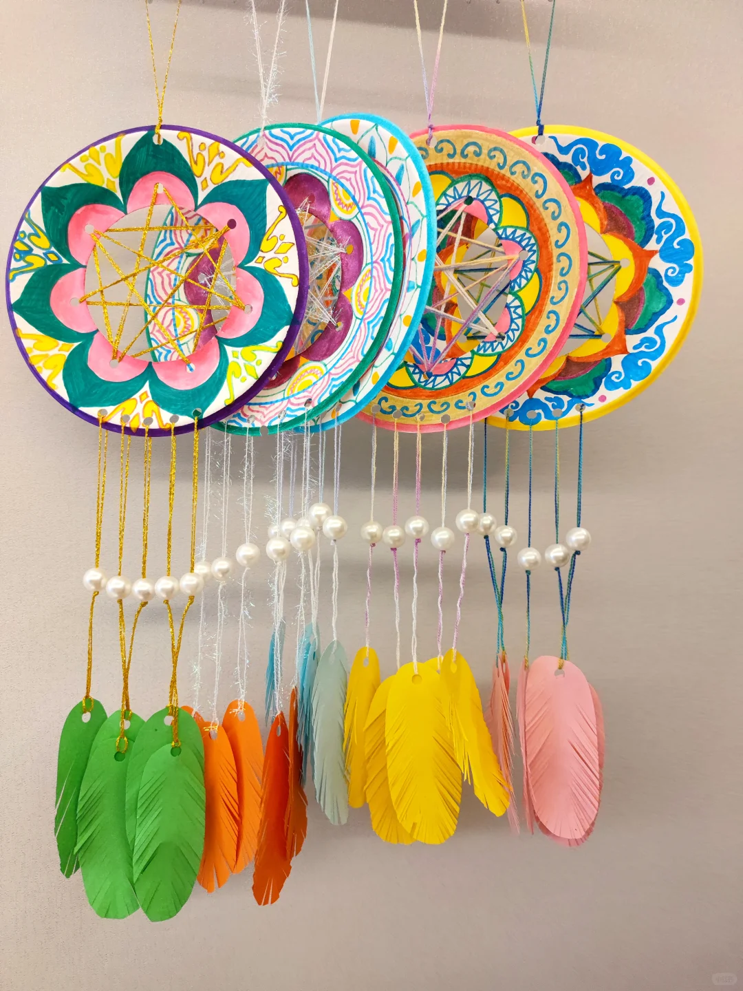 幼儿园秋天编织区环创｜毛线创意编织捕梦网