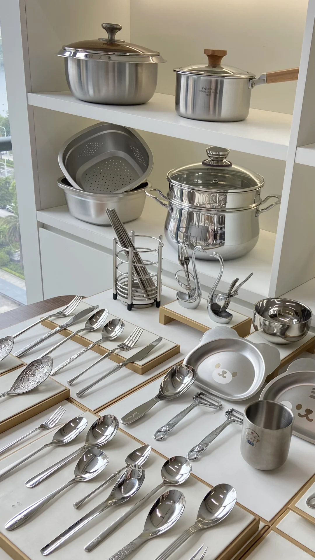 00女大回厂卖厨具 304钢亮到反光！