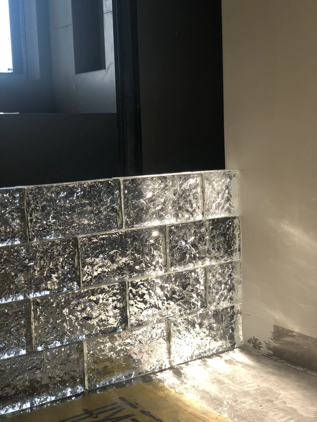 这个玻璃砖隔断真绝了