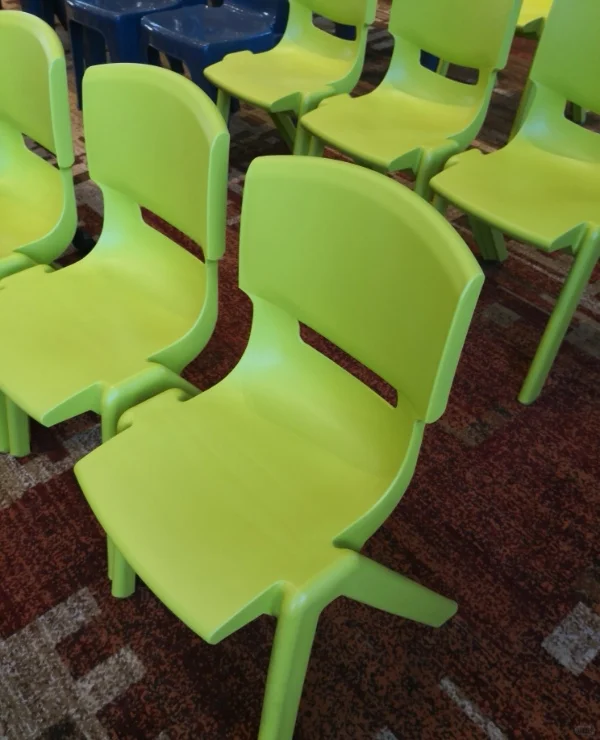 学校全塑料椅子，学生椅，培训椅