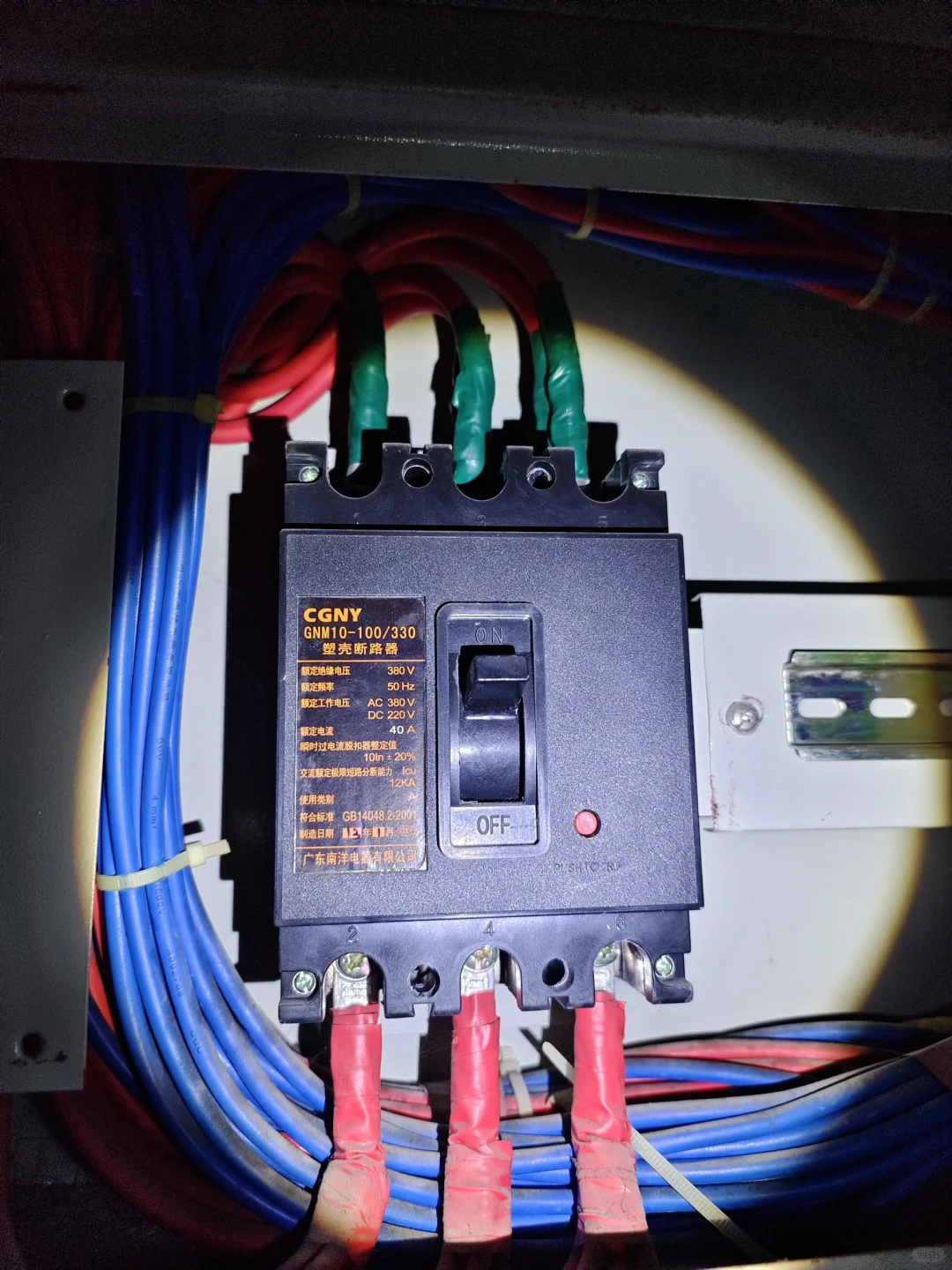 同时烧了两个断路器，也没谁了。