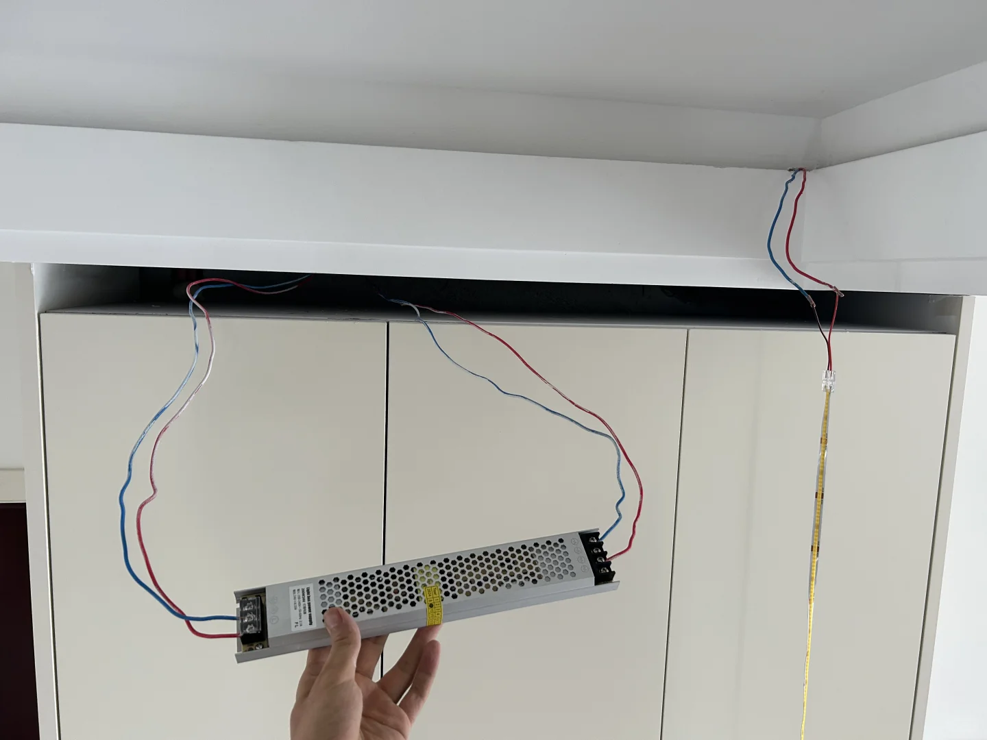 如何在吊顶上安装灯带