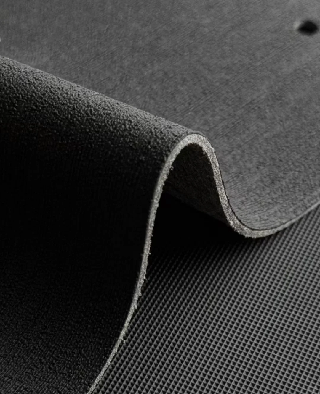 橡胶超纤，具有防滑止滑而且耐磨耐刮。适用于