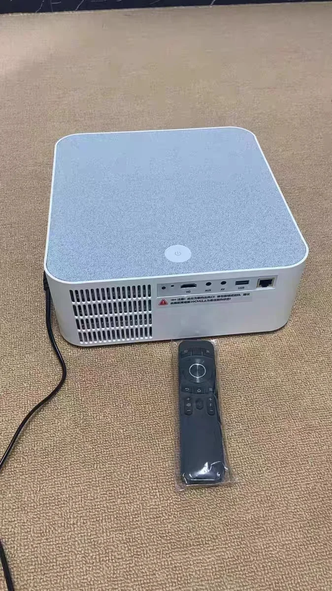 米家投影仪，白色，带遥控器和电源线。