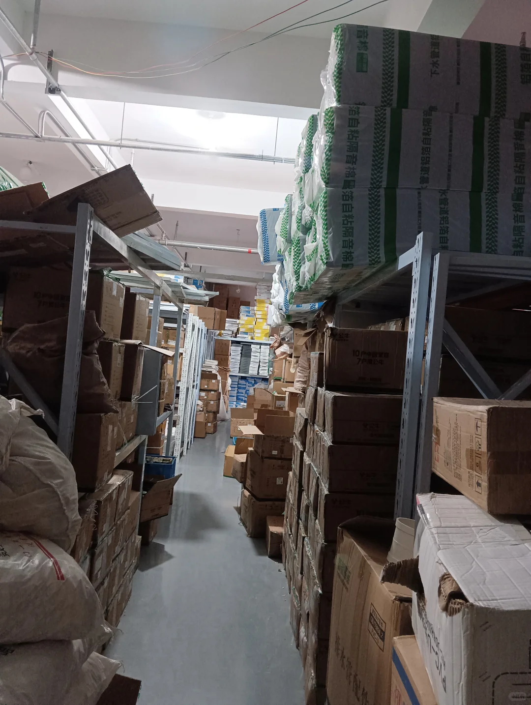 经历一天忙碌的仓库