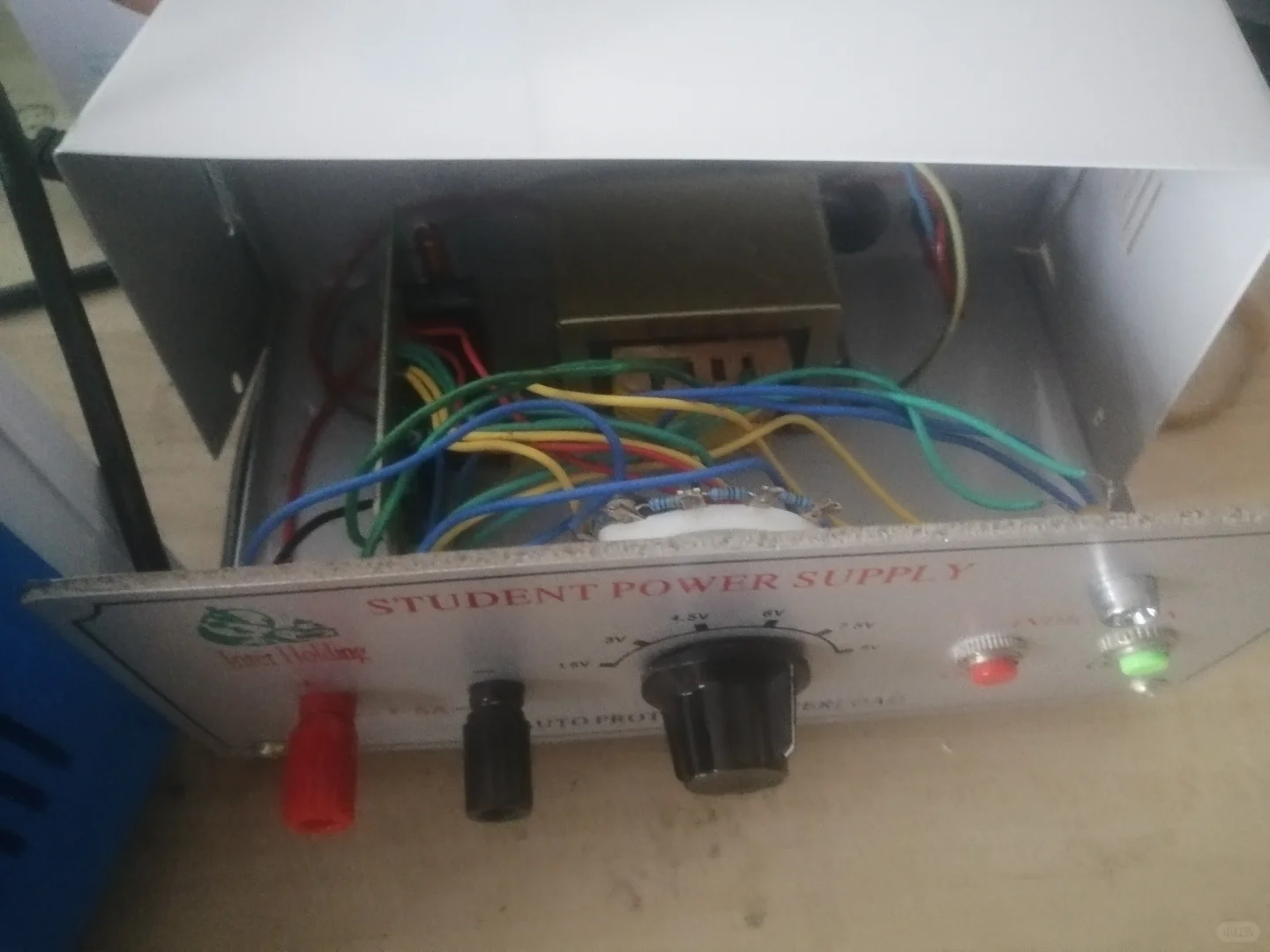 实验室设备：直流稳压电源1.5V～1.9V