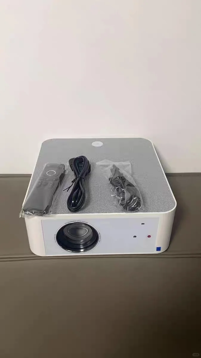 米家投影仪，白色，带遥控器和电源线。